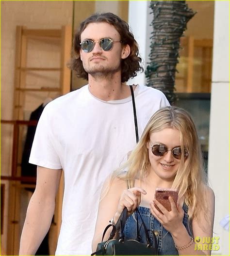Dakota Fanning & Boyfriend Henry Frye Hang with Her Family: Photo ...