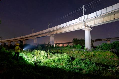 Lommelykt Olight Arkfeld Ultra - 1400 lm / 120 mm / Oppladbar