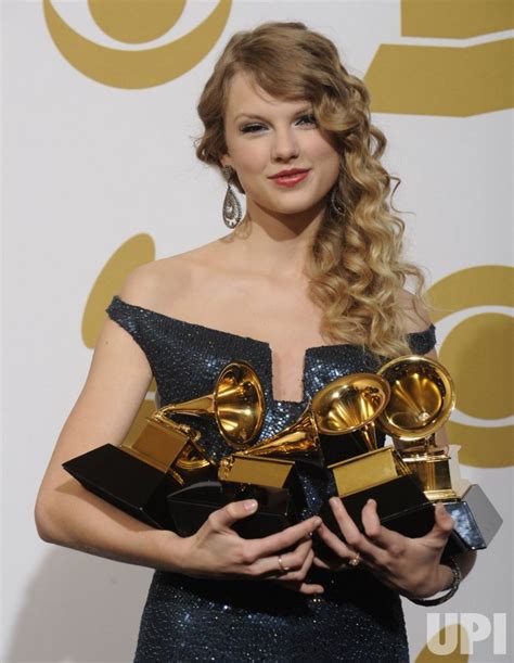 Photo: Taylor Swift wins four Grammys at the 52nd Annual Grammy Awards ...