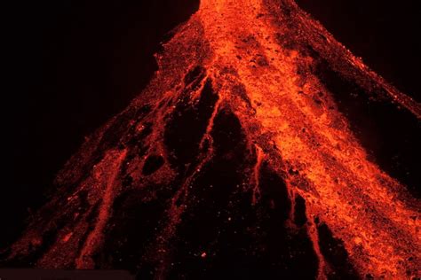 科学网—[转载]冰岛火山持续喷发形成冰火交融景象 - 杨学祥的博文
