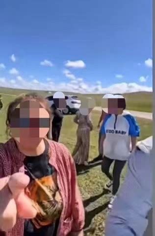 游客开车碾压草原被阻后辱骂牧民，内蒙古警方：罚款并批评教育_腾讯新闻