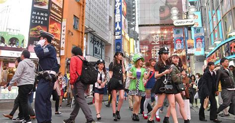 上半身裸の外国人、バニー、ミニスカ警官の仮装も 渋谷 - 産経ニュース