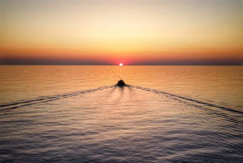 🌄 Primer amanecer de España desde el mar en excursión de barco - Divina ...