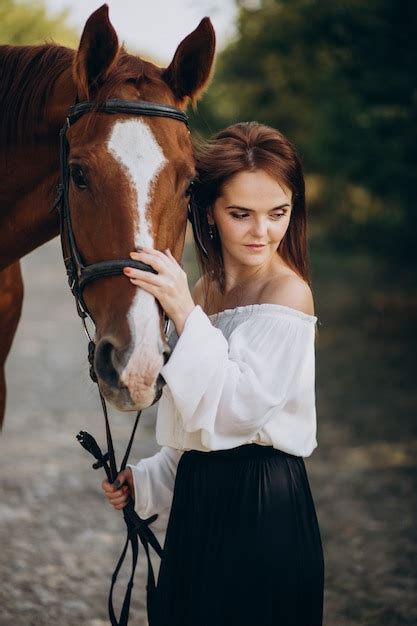 Woman with horse in forest | Free Photo