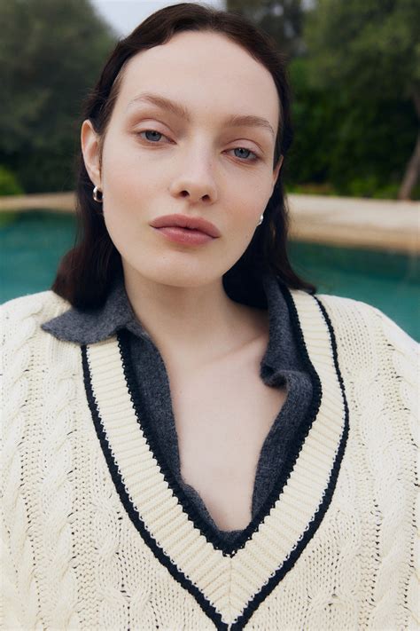 Cable-Knit V-Neck Sweater - Light beige - Ladies | H&M US