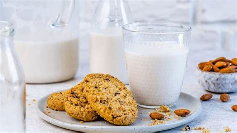 10 Reasons You Should Switch To Almond Milk