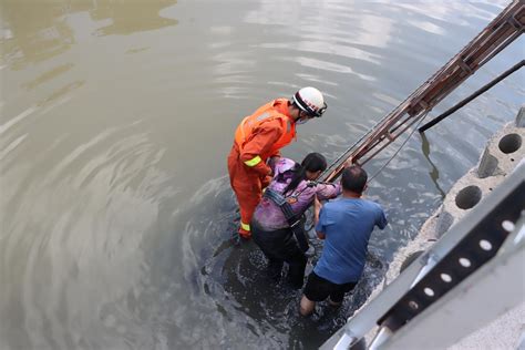 泉州：女子掉入河中 消防架梯背上岸