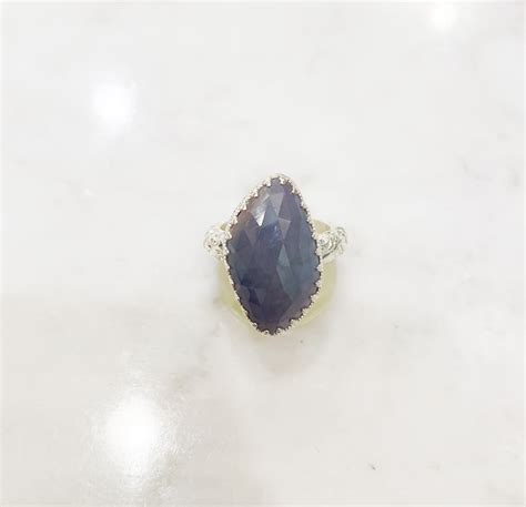 シルバーで王冠留めされたブルーグレーのサファイア（11.26ct）の指輪 | Akio Mori