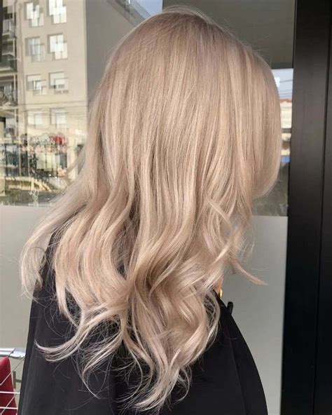 How Long to Wait Between Bleaching Hair?
