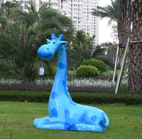 玻璃钢长颈鹿雕塑 -游乐园草坪摆放玻璃钢彩绘长颈鹿景观小品 [雕塑雕刻网]