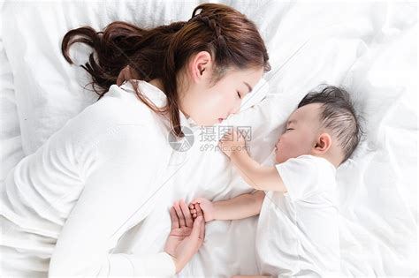 妈妈陪伴宝宝入睡高清图片下载-正版图片501199503-摄图网