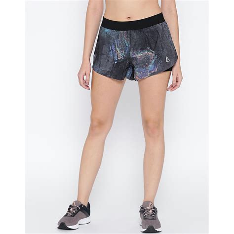 Sophie Turner wore an oversized olive T-shirt as a maternity top with ...