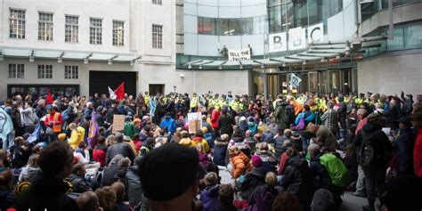 英国环保人士围堵BBC总部大楼_凤凰网