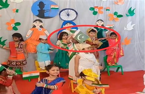 स्कूल में पाकिस्तान का झंडा फहराने के मामले ने पकड़ा तूल, ABVP ने किया ...