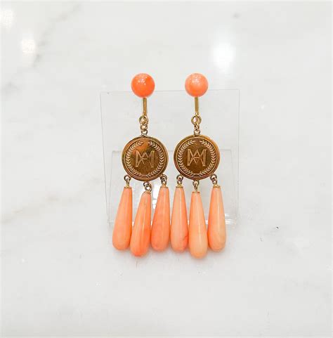 珊瑚（染色）とアキオモリマークの18金プレートが揺れるイヤリング（18金スクリュー金具） | Akio Mori