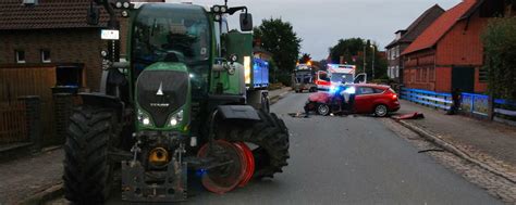 In Gegenverkehr gekommen: Unfall zwischen Fendt-Traktor und Pkw ...