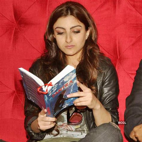 Soha Ali Khan spotted engrossed at the book reading session of 'Tantra ...