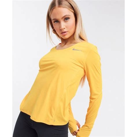 Sara Ali Khan picked a cosy yellow T-shirt and shorts for her face ...