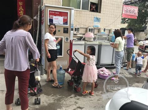 东方商城小区连续停水半个月 居民每天排队打水_陕西频道_凤凰网