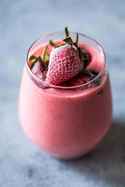 Frozen Strawberry Greek Yogurt Smoothie (10 minute Breakfast)