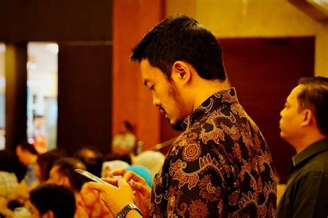 Man Using Phone Side View 的图像结果