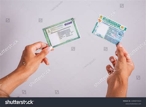 91,115 Manos Documento Identidad Images, Stock Photos & Vectors ...