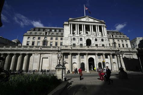 Bank of England cuts rates to 4% after narrow 5-4 vote
