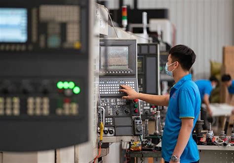 CNC Machine Operating 的图像结果