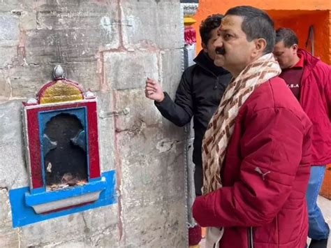 Cracks Appear In Badrinath Shrine's Main Gate, ASI Repair Work To Cost ...