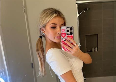 Celebrity Influencer Breckie Hill Stuns in Bathroom Mirror Selfies ...