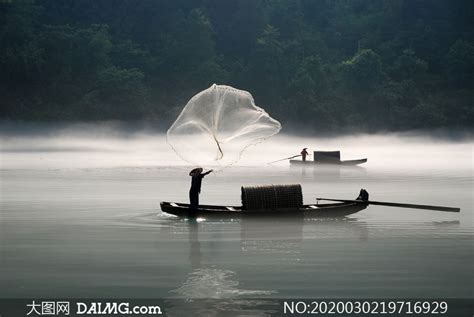 水面上撒网捕鱼的渔民摄影高清图片_大图网图片素材