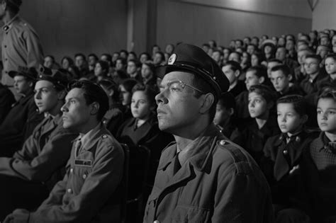 People Standing General 的图像结果