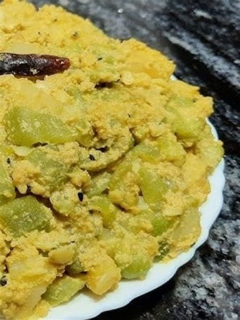 ঘটি বাড়ির কায়দায় এভাবে বানান ঝিঙে আলু পোস্ত, রেসিপি - Jhinge aloo ...