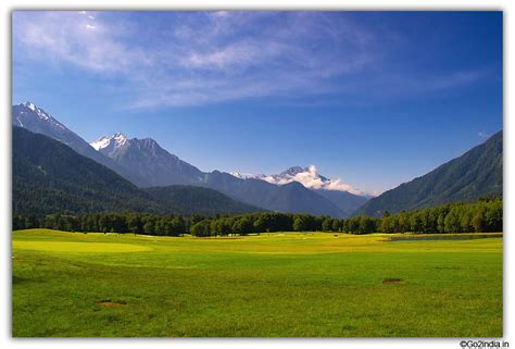 go2india.in : Good view of green golf ground at Pahalgam