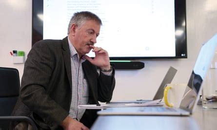 DeepSeek, ChatGPT, Grok … which is the best AI assistant? We put them ...