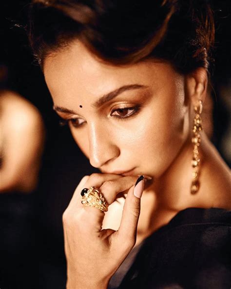 Alia Bhatt wears stunning Sabyasachi saree; celebrates 25 years of his ...