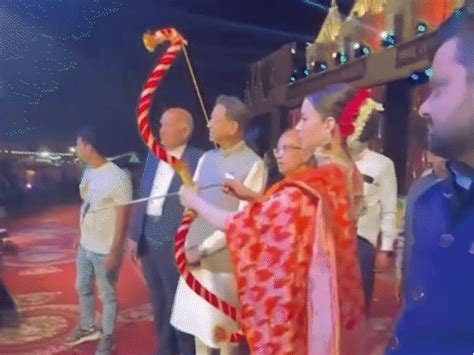 Kangana Ranaut became the first woman to burn Ravana