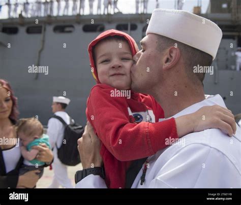 USS Harpers Ferry homecoming 140425 Stock Photo - Alamy