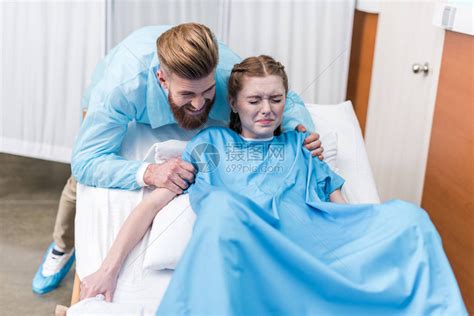 孕妇在医院分娩而男人拥抱高清图片下载-正版图片502709732-摄图网