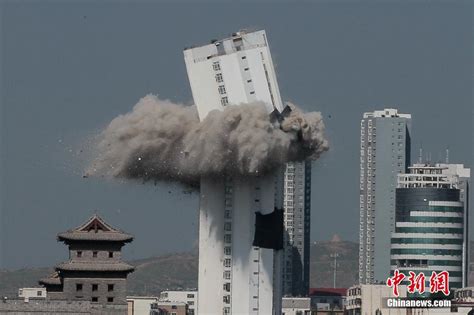 山西大同高楼爆破紧邻古城墙 场面惊险壮观-国际在线