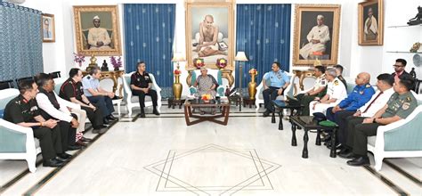 UP: आनन्दीबेन पटेल से सैन्य अधिकारियों ने की मुलाकात, महाविद्यालय में ...