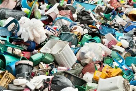 Penyebab adanya inovasi teknologi untuk mengatasi limbah plastik adalah ...