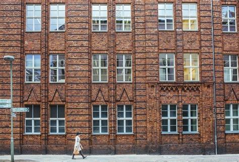 City Building Side View 的图像结果