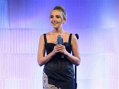 Chloe Fineman Looks Back on 2022 | Vogue