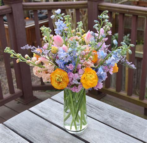 Spring Flower Arrangement 的图像结果