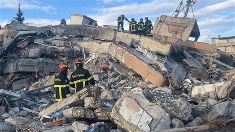 土耳其地震已致近8000人遇难 叙利亚废墟下仍埋数百个家庭_人数_当前的_危机