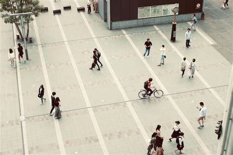People Walking Top View 的图像结果