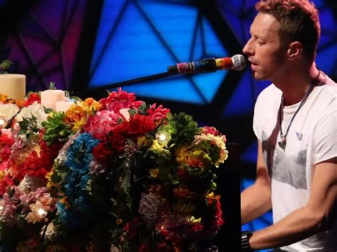 Coldplay's Chris Martin Delivers Surprise Performance At New York's ...