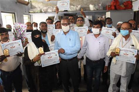 डीएम ने 20 शिक्षकों को किया सम्मानित, कहा- राष्ट्र के निर्माण में ...