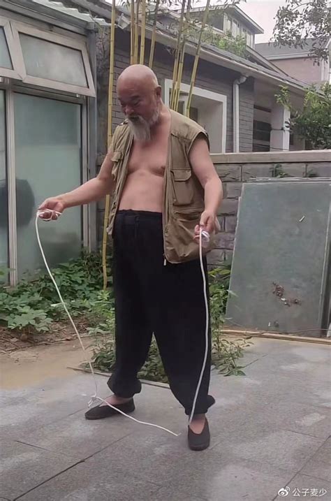 67岁李琦在北京独栋小院养老！终日酗酒恶疾缠身，老态龙钟仍跳绳